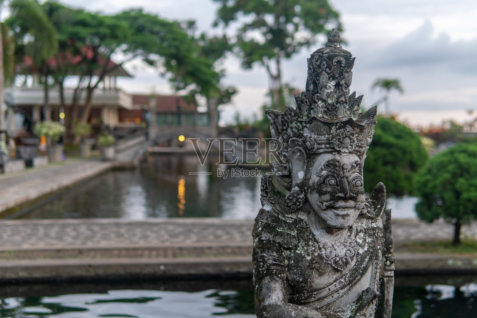参观印度尼西亚巴厘岛东部的印度教寺庙照片摄影图片