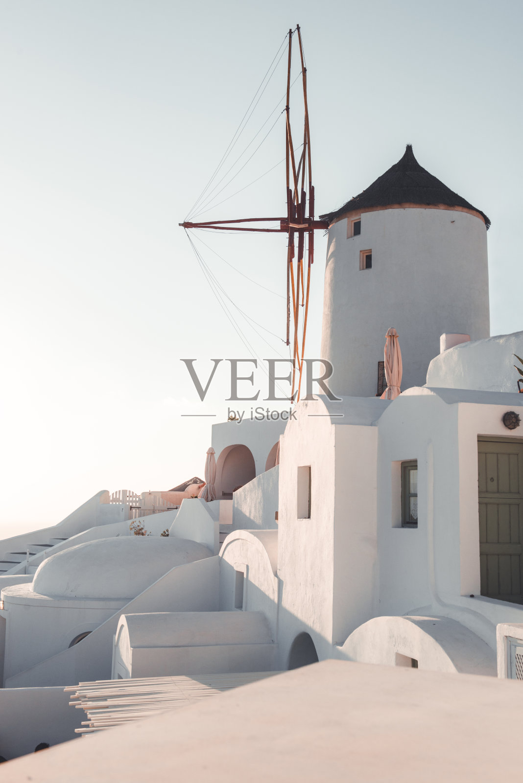 希腊圣托里尼岛的风车照片摄影图片