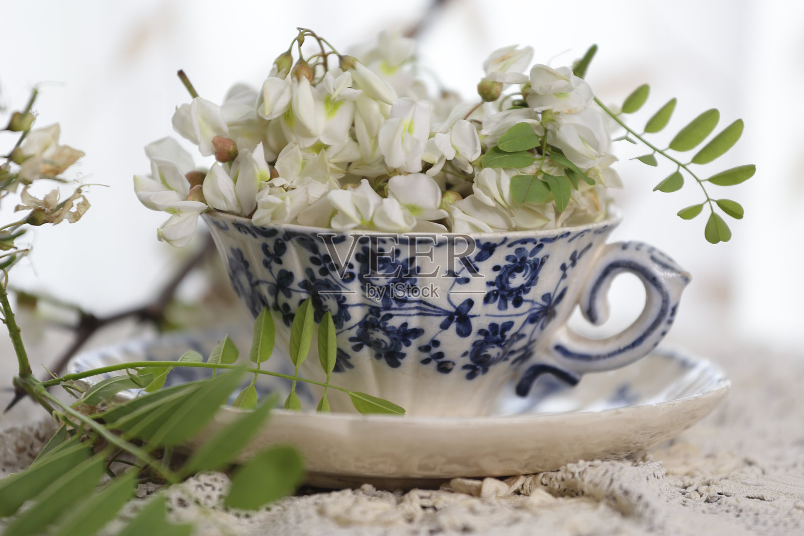 母亲节，桌上放着杯花照片摄影图片