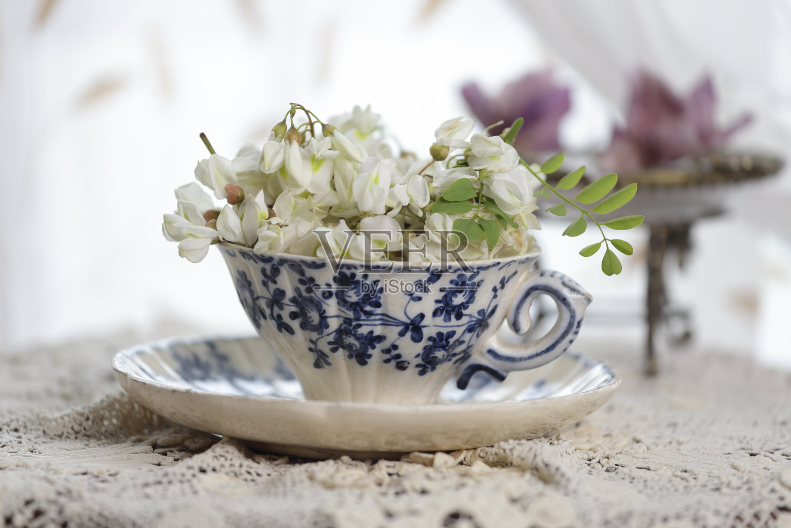 母亲节，桌上放着杯花照片摄影图片