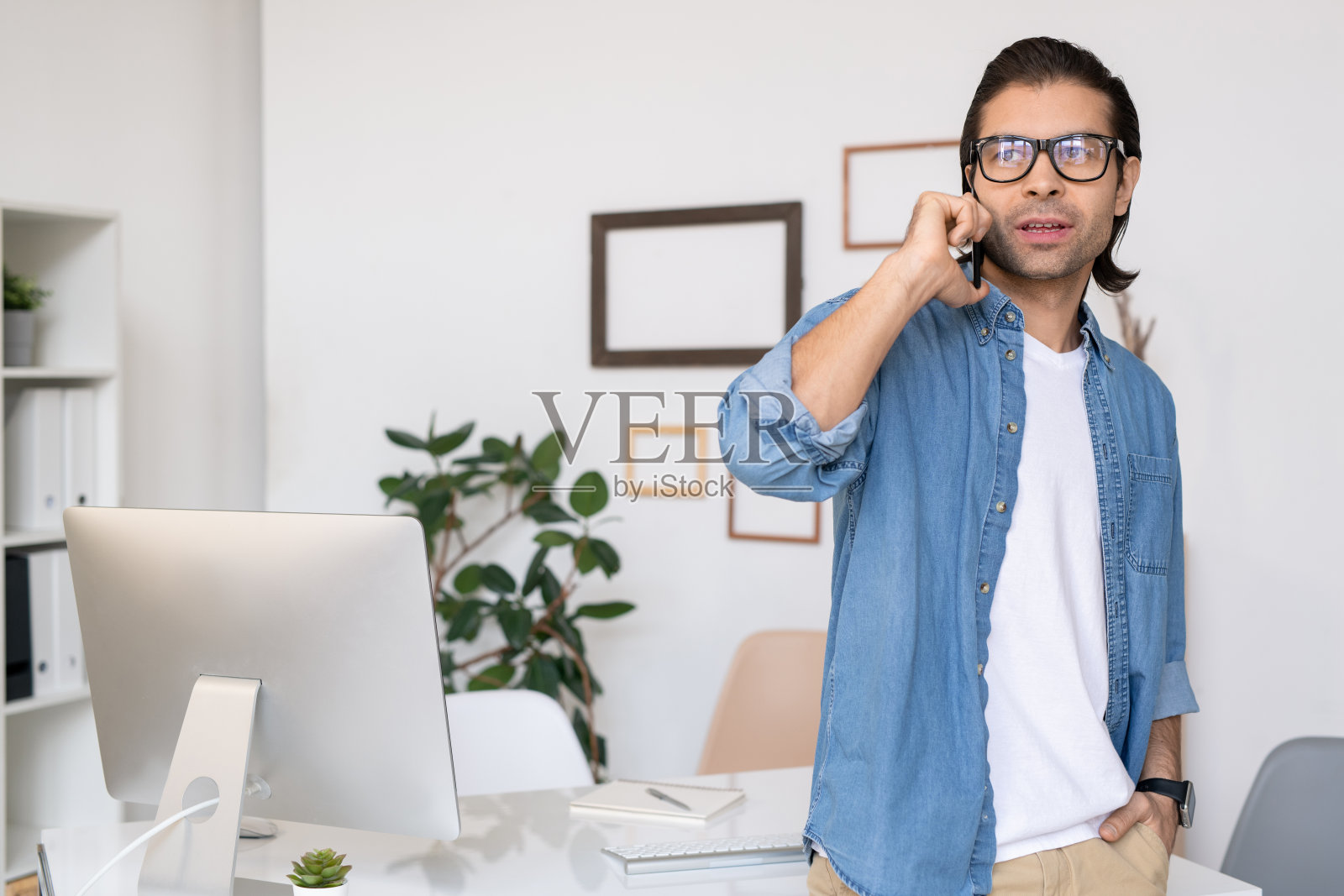 英俊的销售经理在电话中交谈照片摄影图片