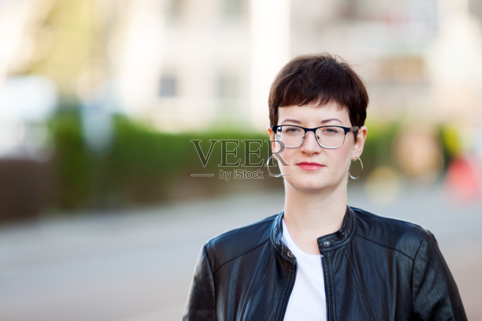 深色头发，皮夹克，背景是城市环境照片摄影图片