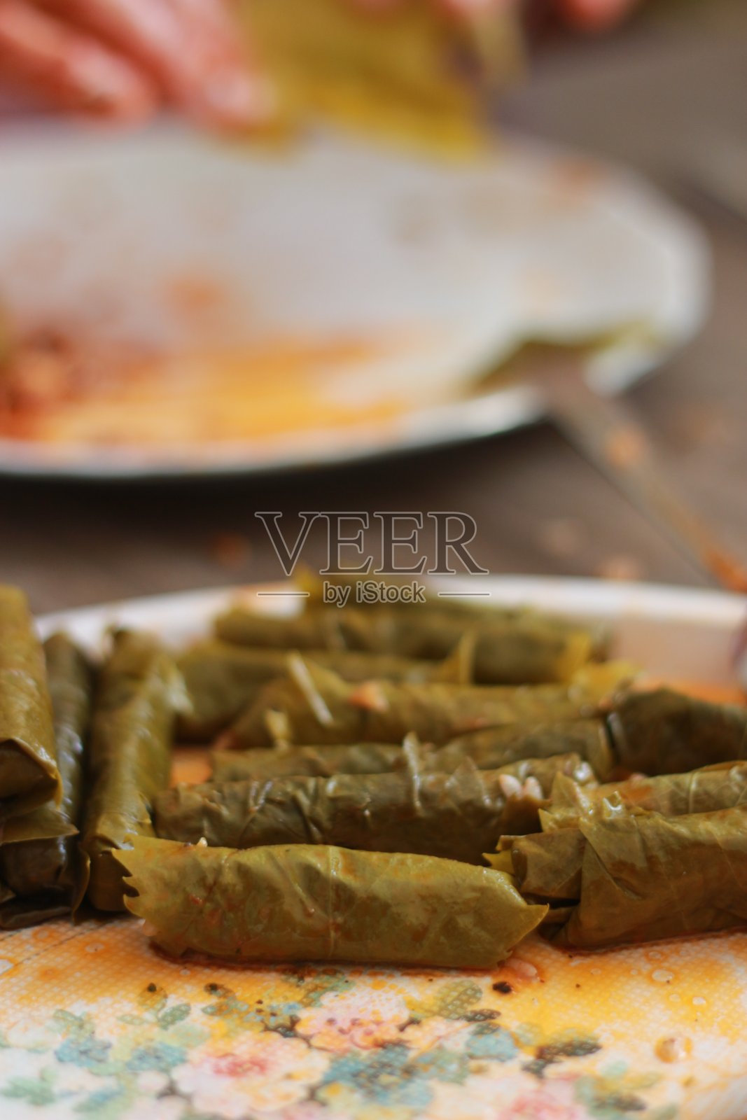 土耳其妇女手工制作食物叶包照片摄影图片