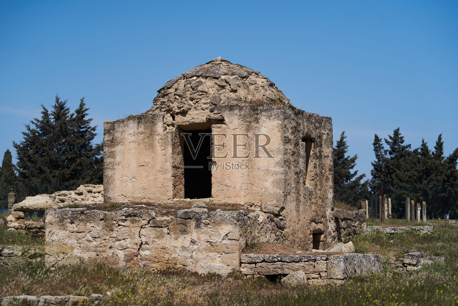 墓地遗址：古老的墓碑照片摄影图片