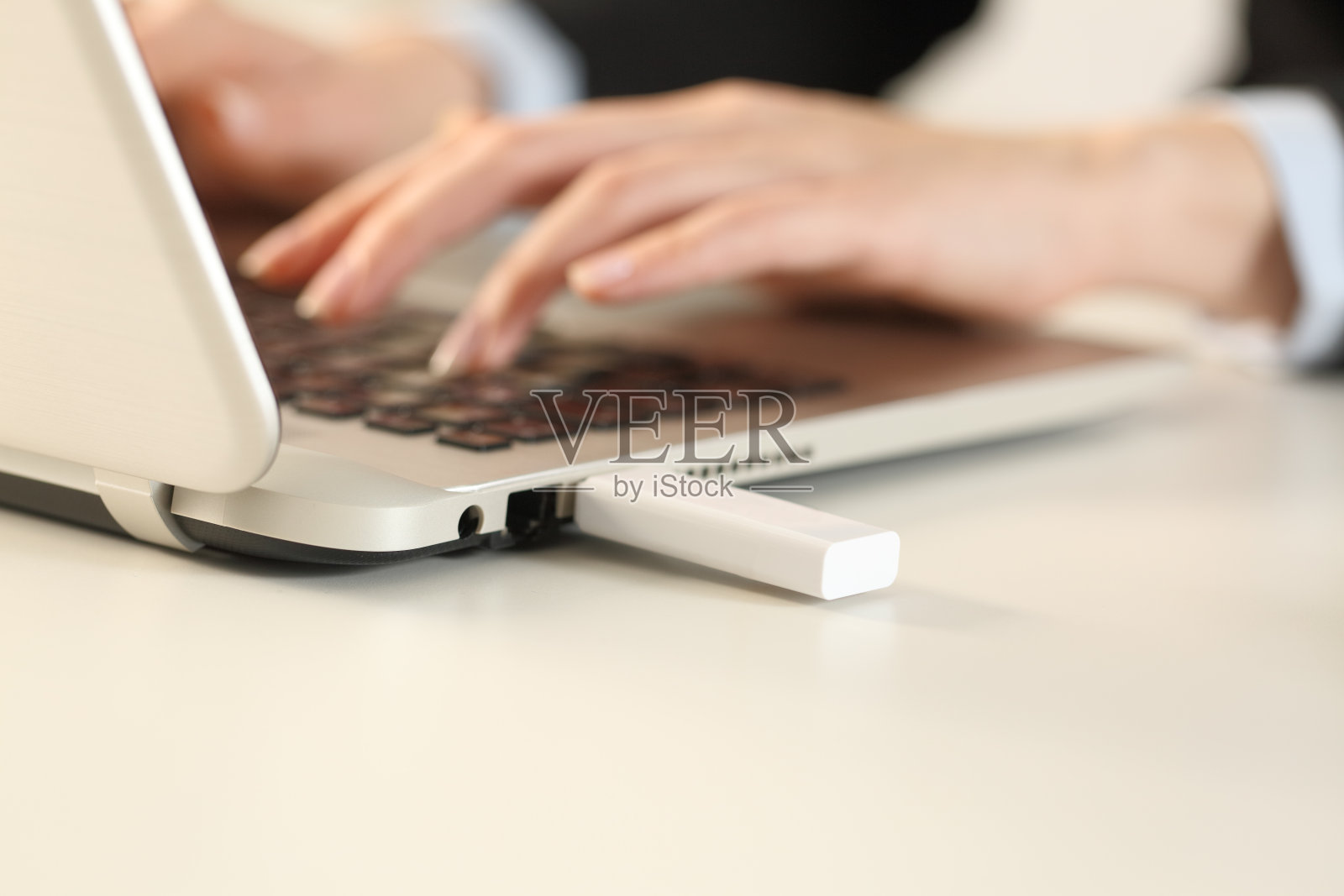 管理人员的手在笔记本电脑上打字与pendrive连接照片摄影图片