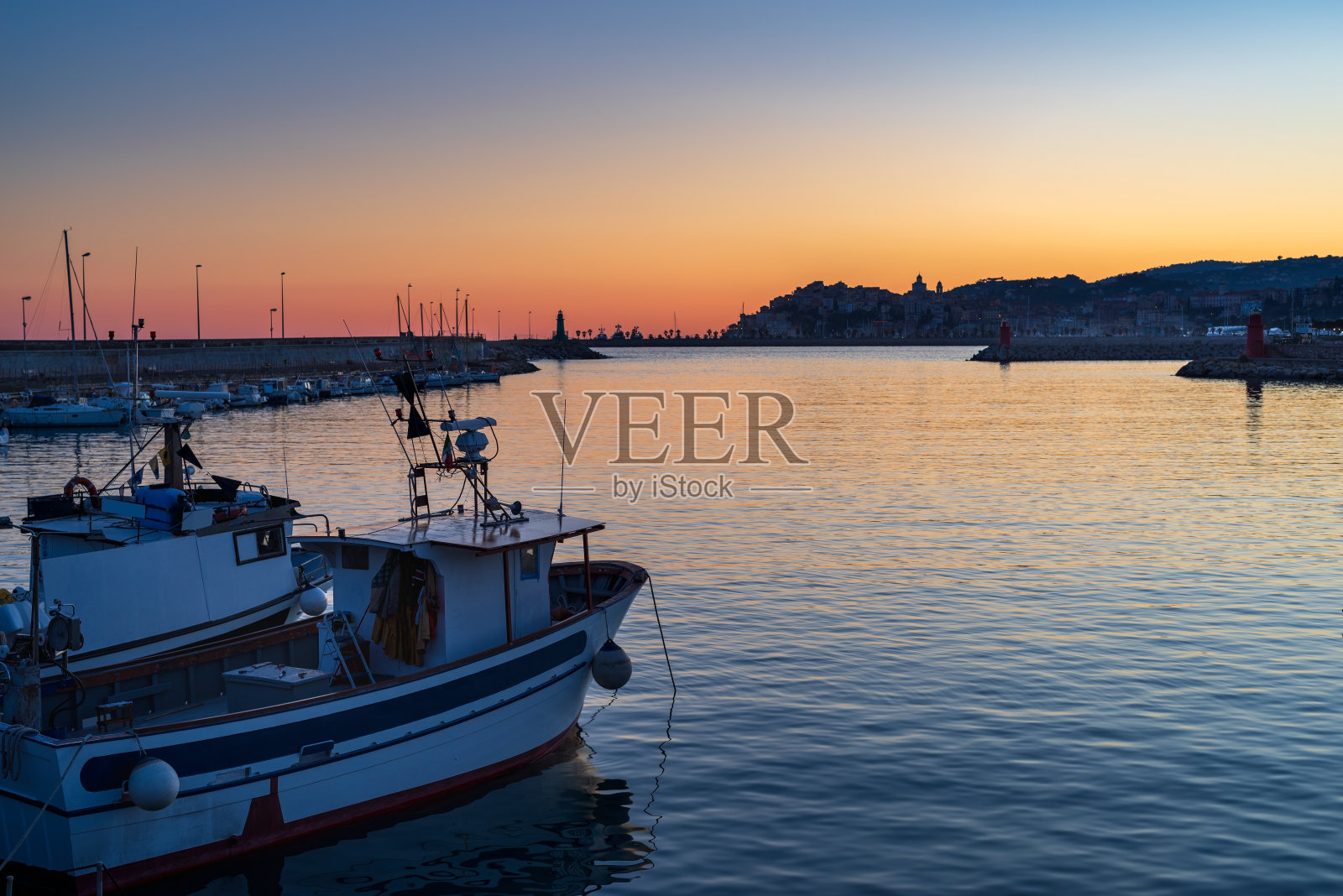 对比鲜明的颜色在傍晚的港口照片摄影图片