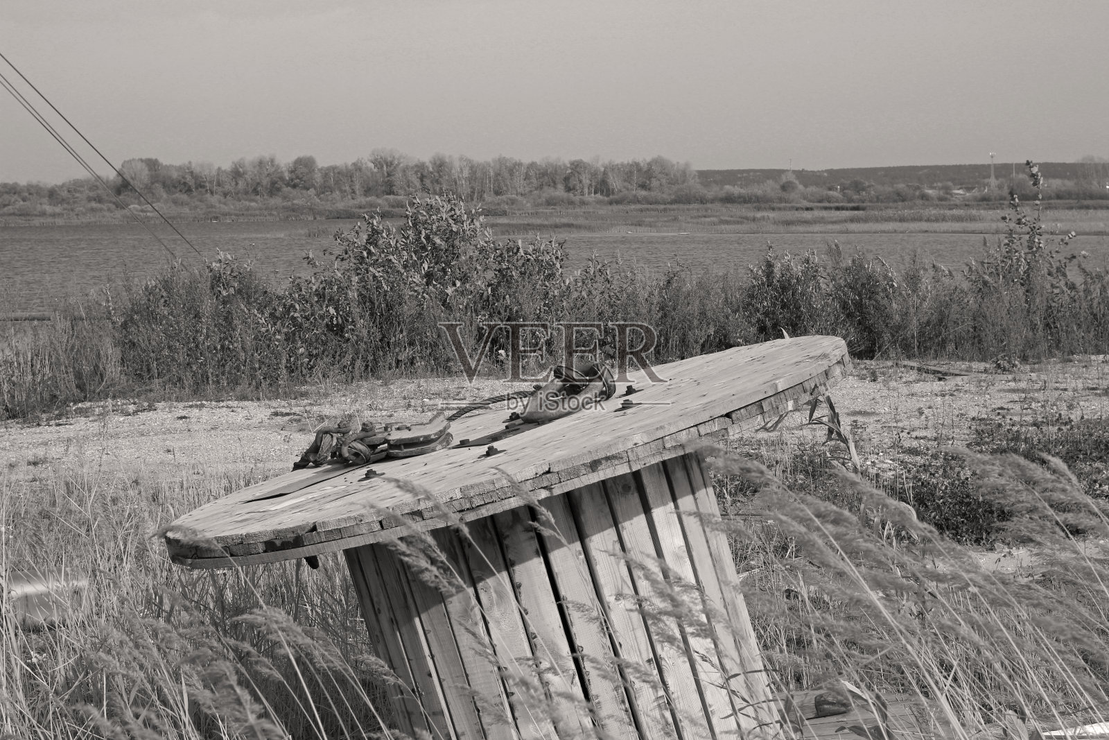 旧电缆木线圈在草的单色形象照片摄影图片
