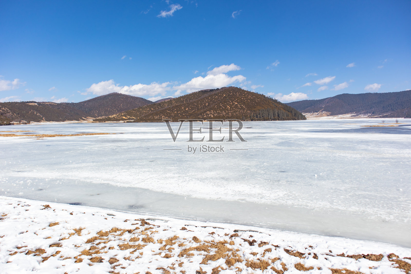 土豆国家公园或普达措国家公园在冬天有高山和冰冻的湖风景和冰雪覆盖的地面照片摄影图片