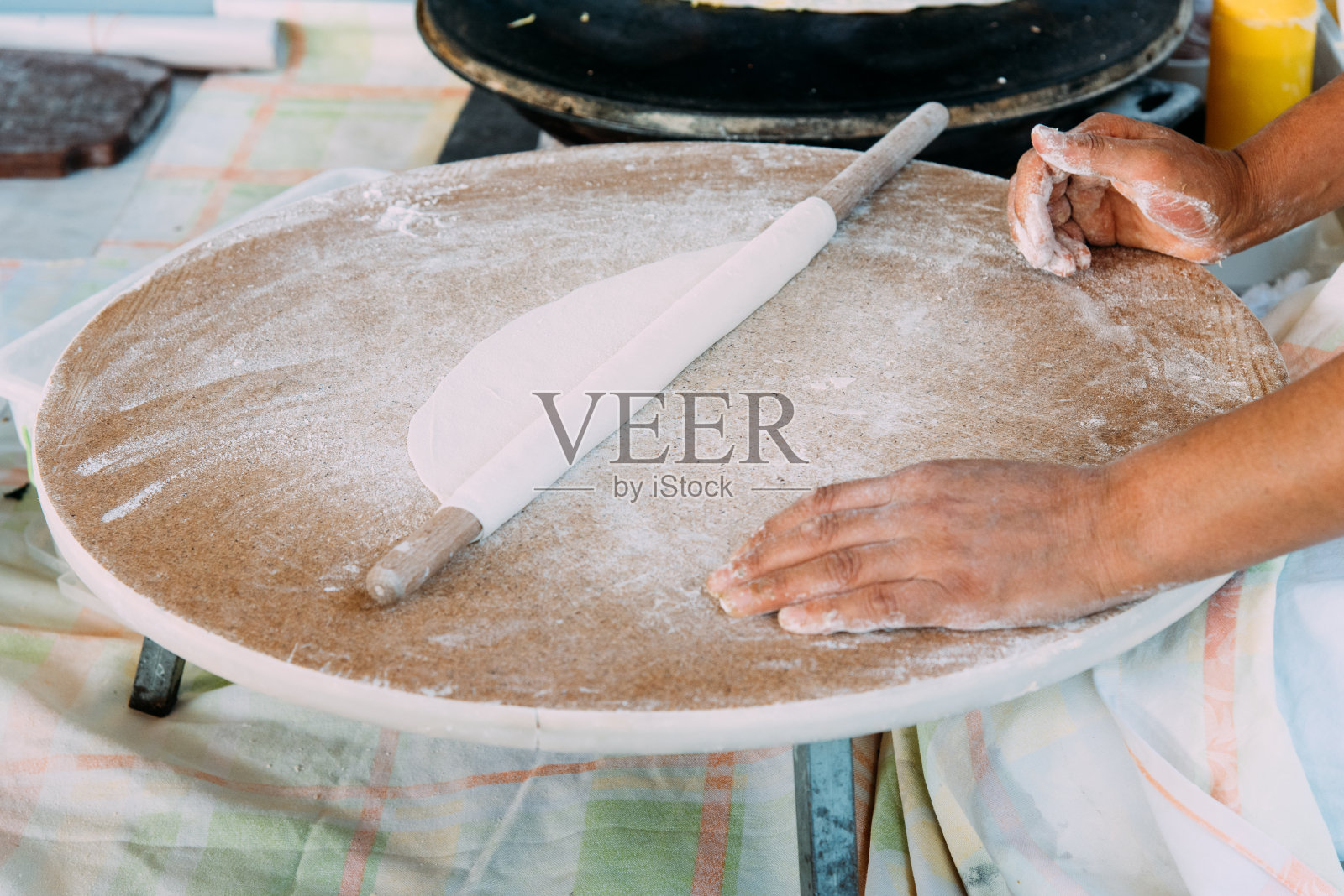 制作土耳其传统扁平蛋糕。照片摄影图片