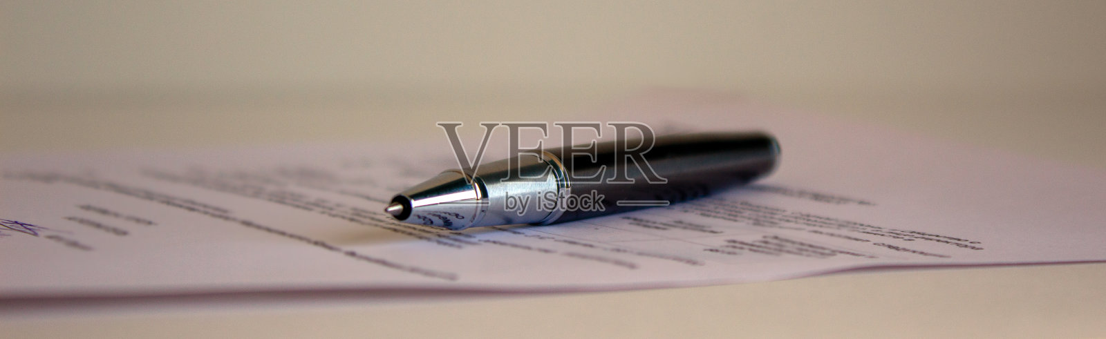 文件和笔在漂亮的白色桌子上。概念的背景。照片摄影图片