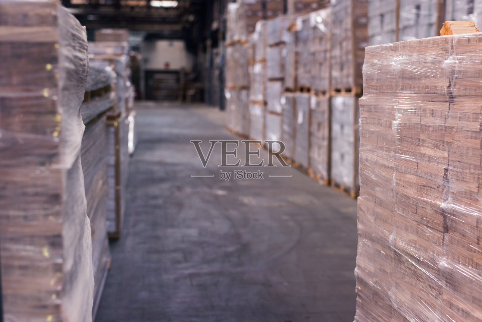 生产线的木地板工厂。生产中的板材仓库。工厂仓库中成堆的木材。木材在仓库。照片摄影图片