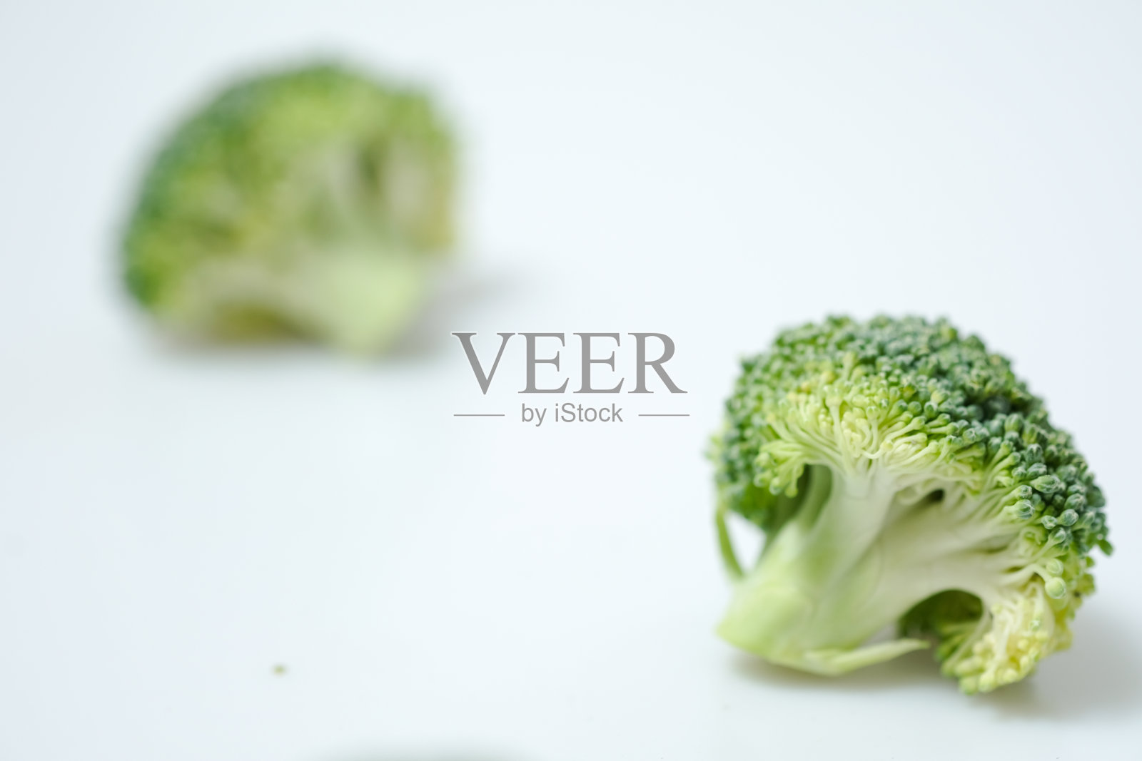 白色背景上分离的新鲜西兰花照片摄影图片