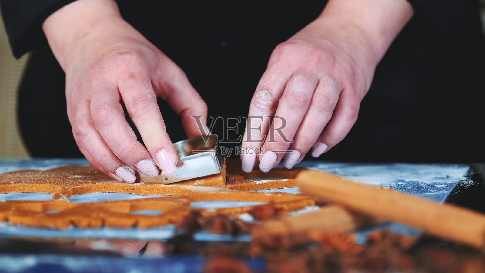女人用切饼刀做饼干的慢动作照片摄影图片