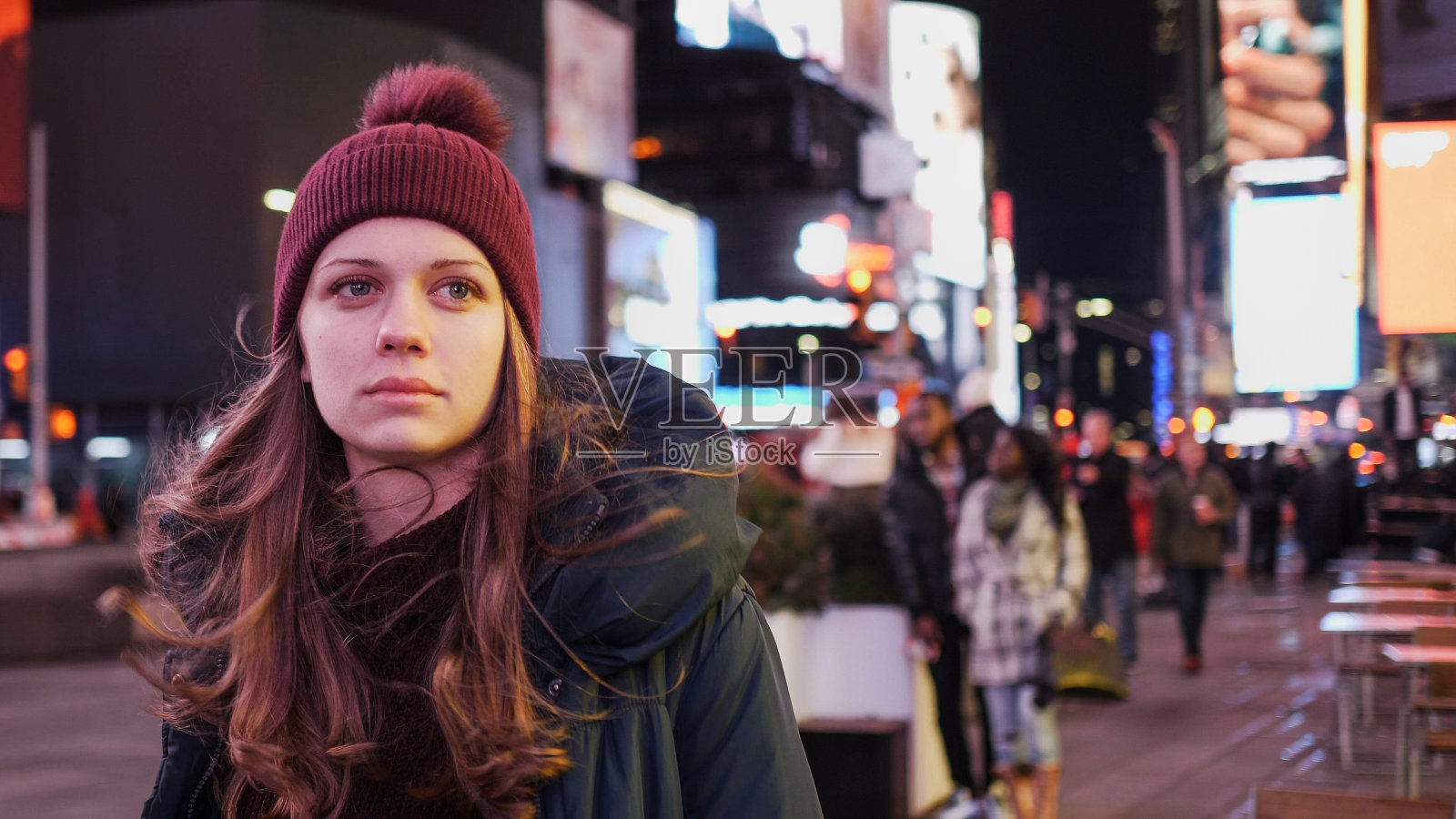 晚上走在纽约时代广场上，同时去曼哈顿观光照片摄影图片