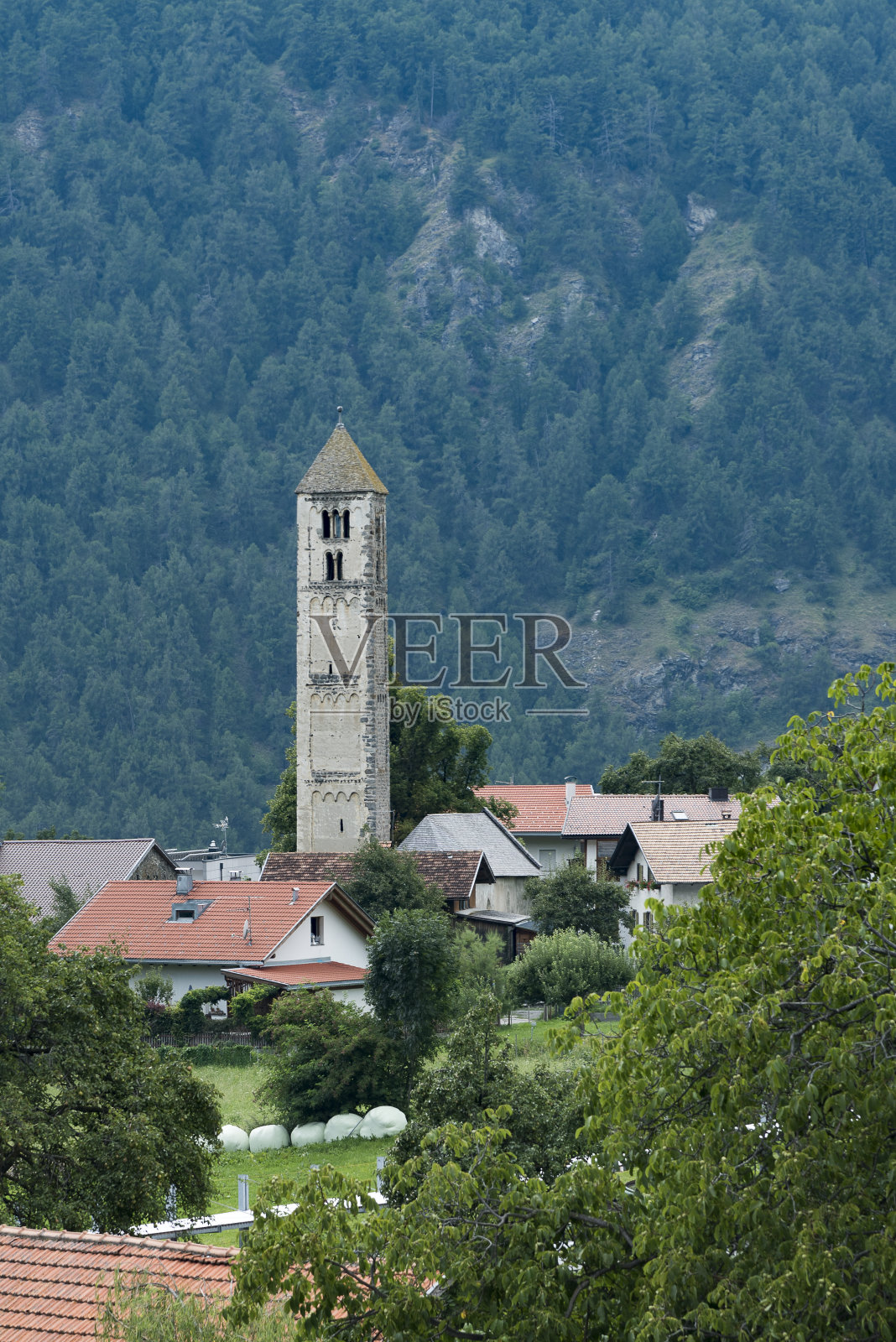 特伦蒂诺、上阿迪杰和蒂罗尔南部的阿尔卑斯小镇。钟楼和景观。照片摄影图片