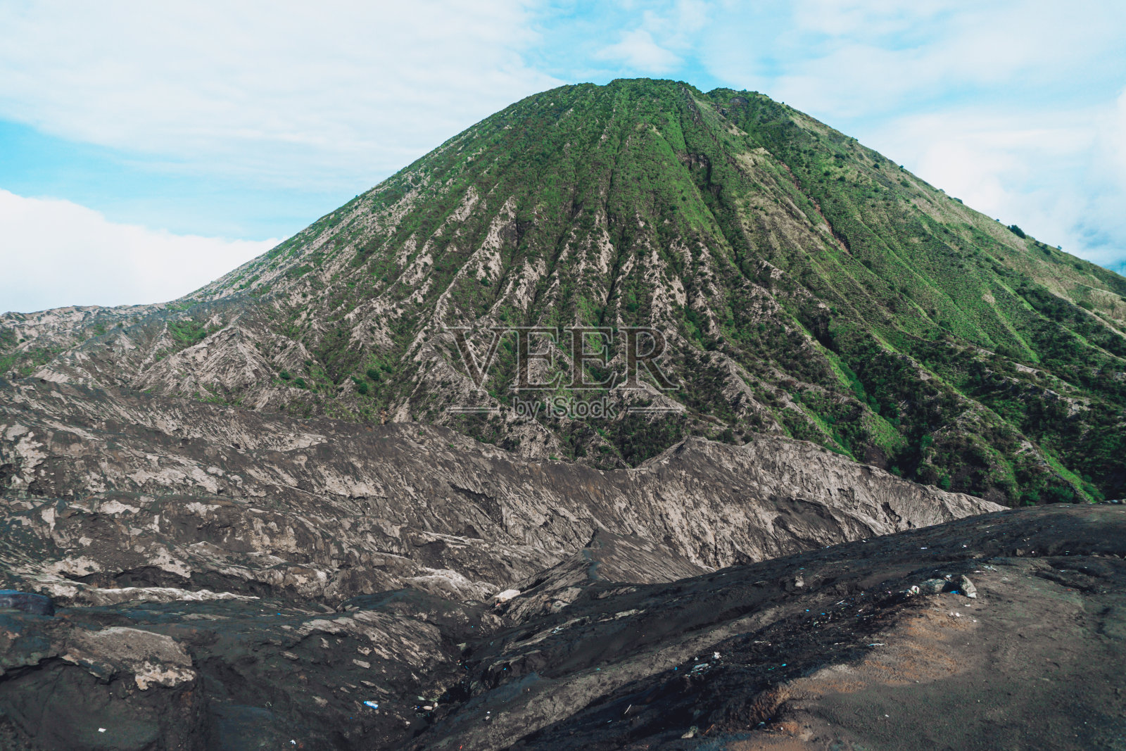 在爪哇岛上的火山和云的照片照片摄影图片