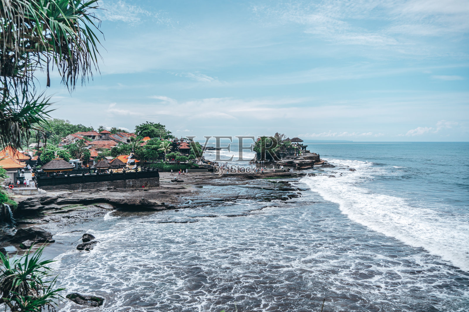 巨浪冲击着巨大的岩石照片摄影图片