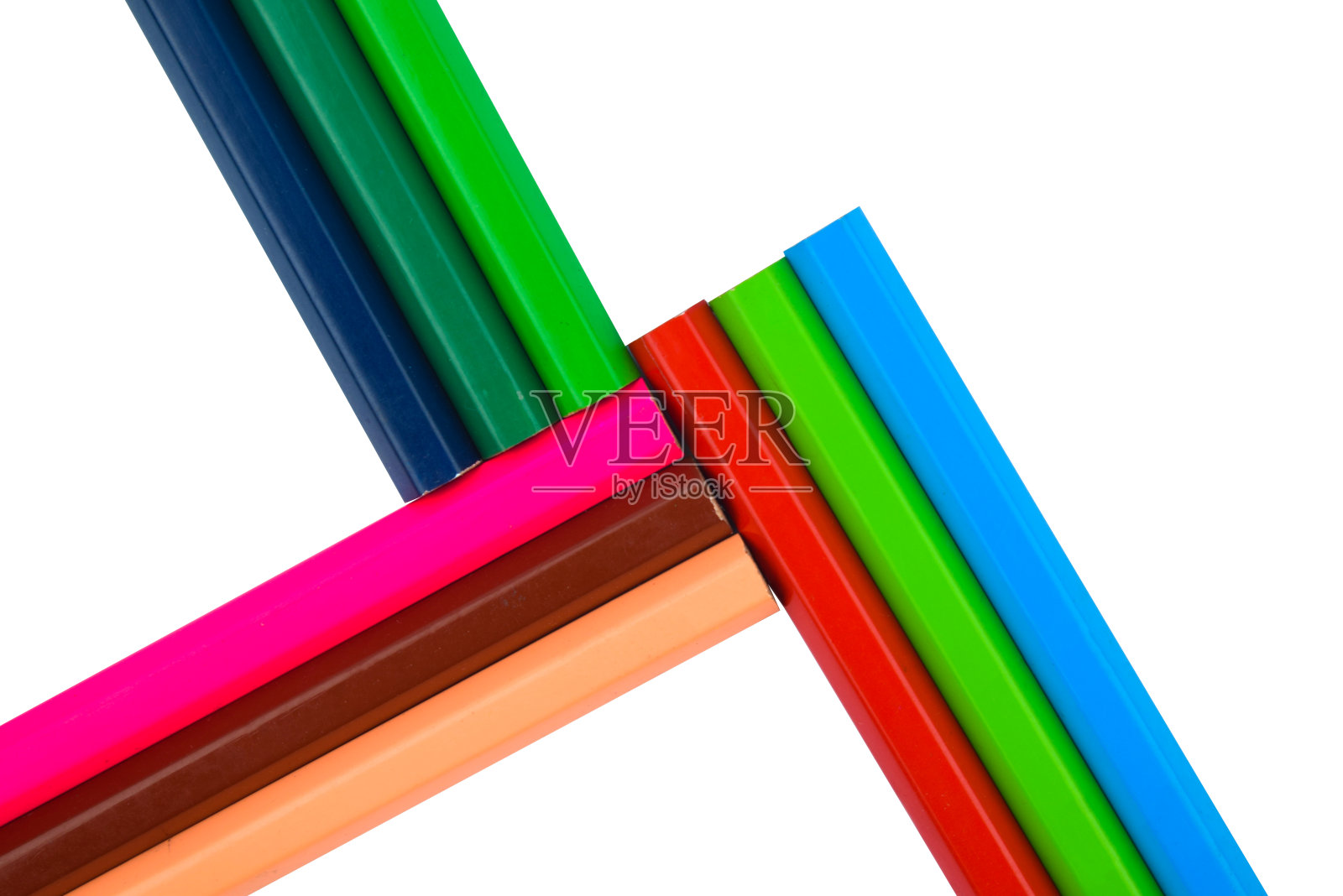 用九种不同颜色的木头蜡笔在白色背景上制作的美丽图案照片摄影图片