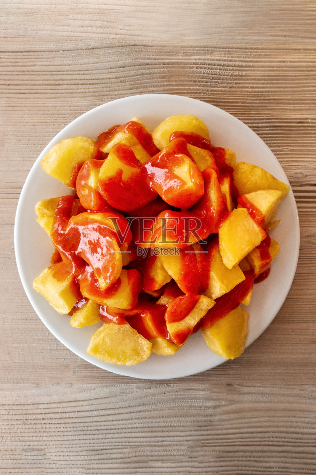 土豆，典型的西班牙食物。土豆配辣酱，头顶拍摄，有拷贝空间照片摄影图片