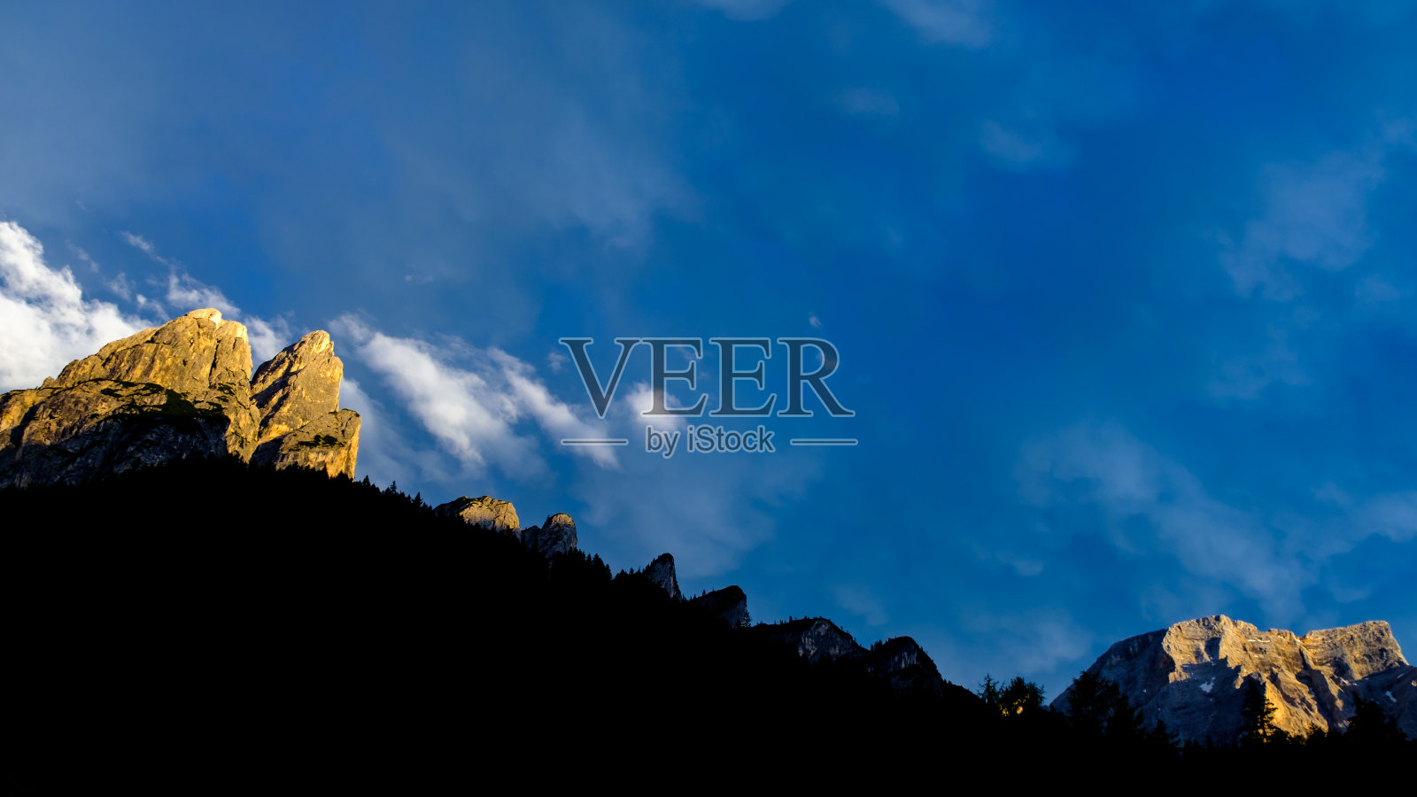 锯齿状边缘的蓝色照片摄影图片