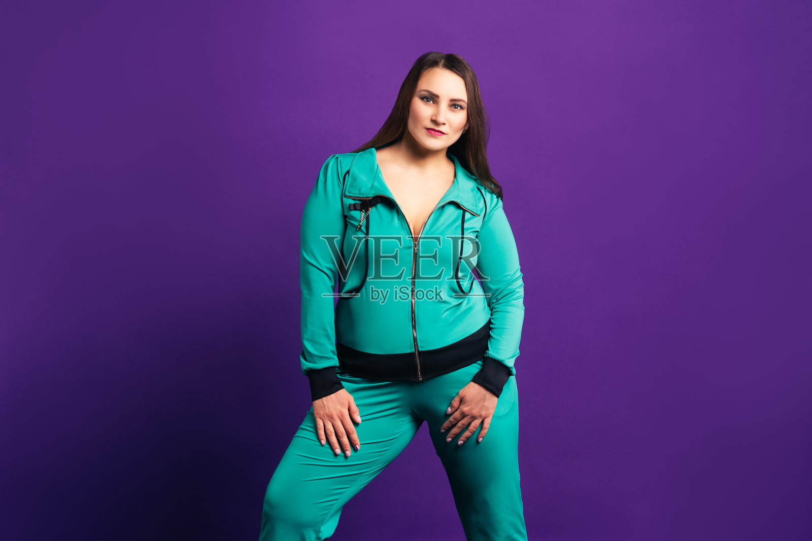 穿运动服的大码模特，紫色背景的女人照片摄影图片