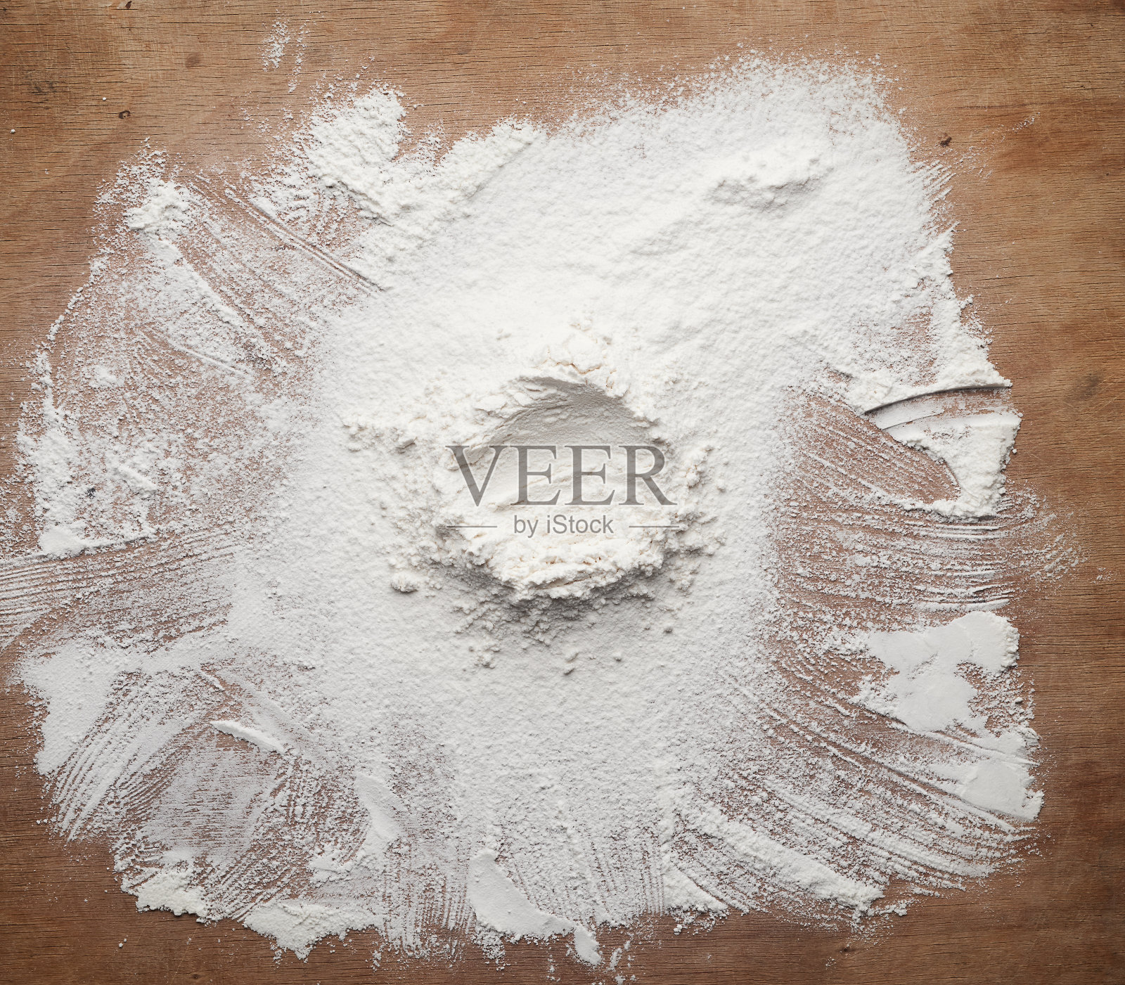 白色的面粉撒在一张棕色的木桌上照片摄影图片