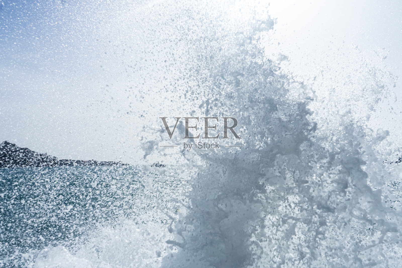 水溅。清澈的海水拍打着鞋子。照片摄影图片