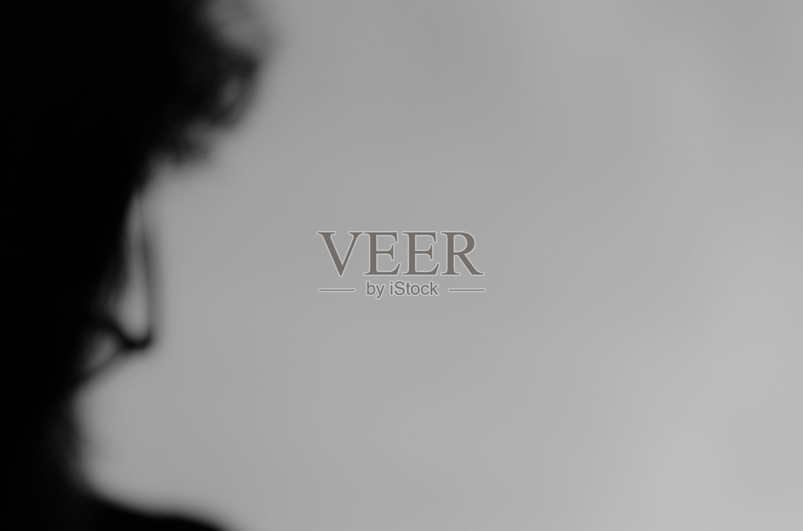 一个不认识的人的一部分，戴着眼镜，在单色照片摄影图片