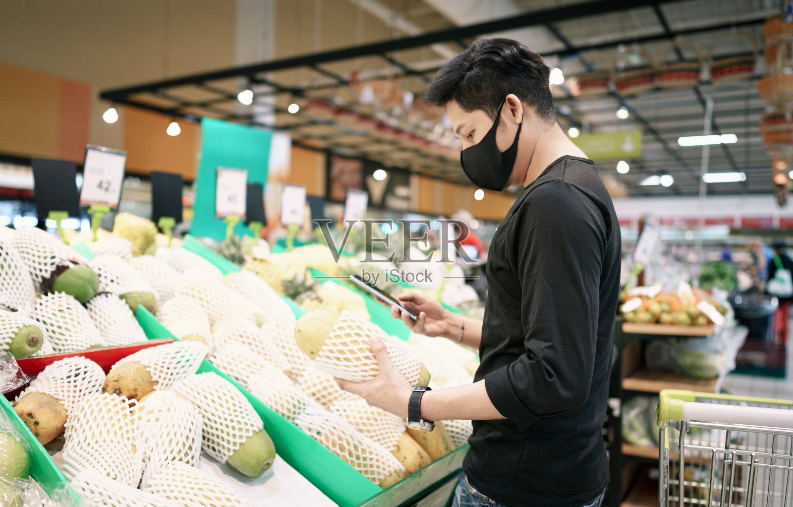 亚洲人在超市购物中心购物照片摄影图片