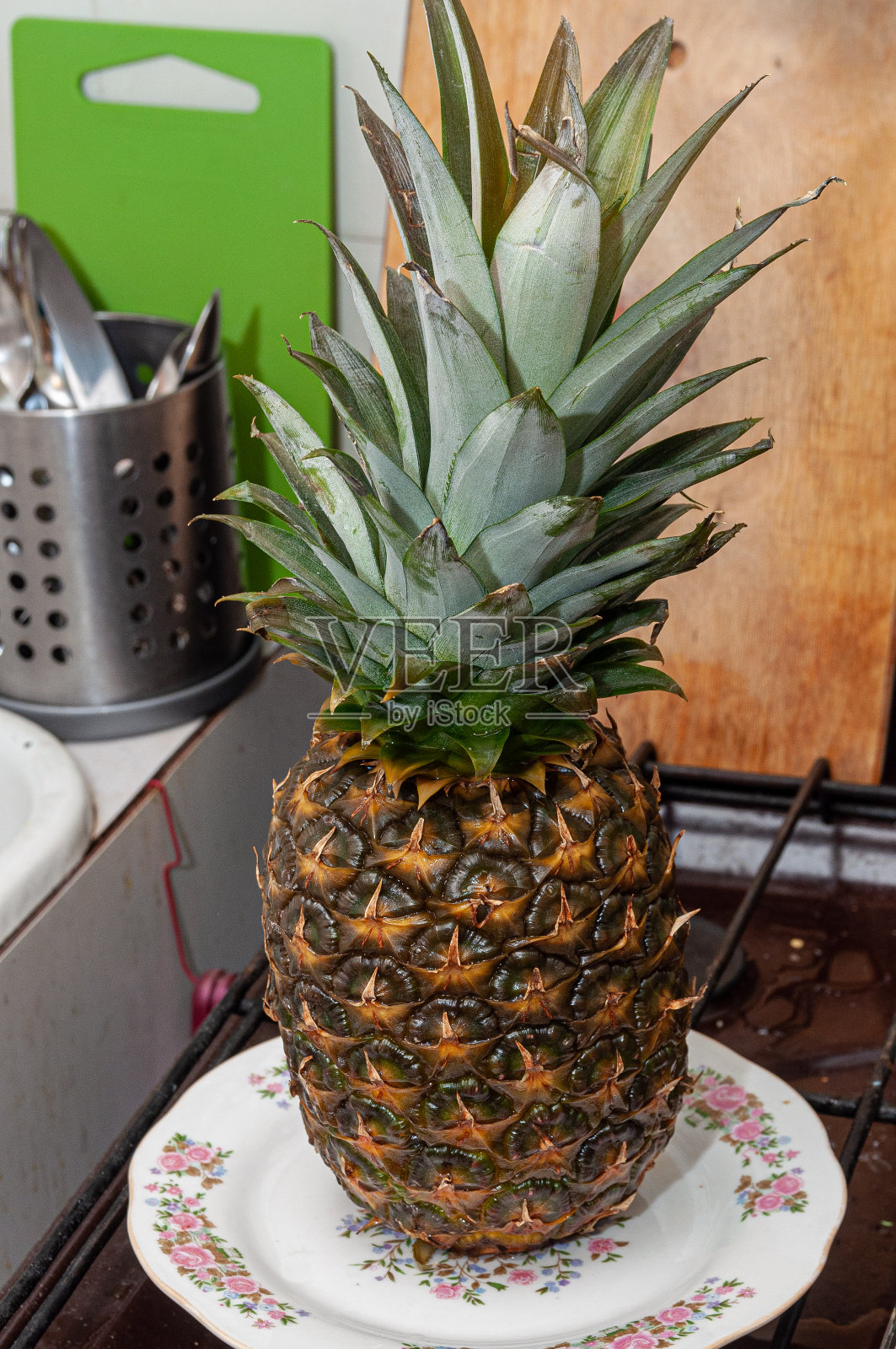 整个菠萝放在盘子里照片摄影图片