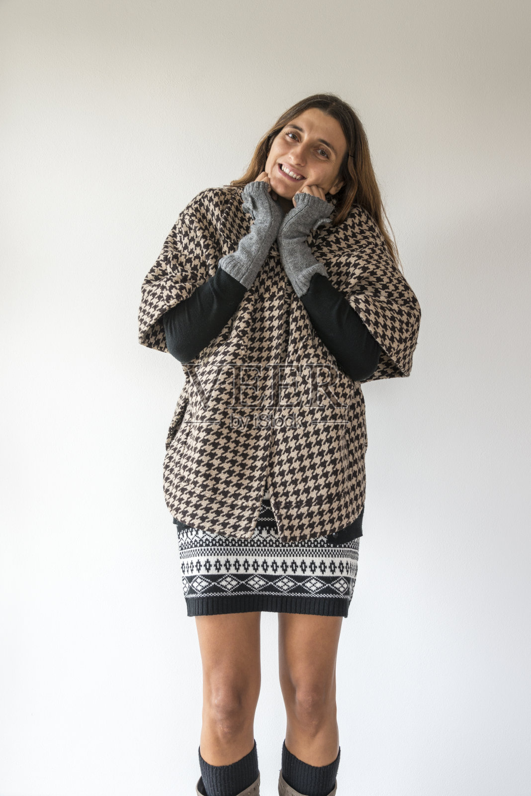 冬天穿着大衣，戴着手套的漂亮女人照片摄影图片