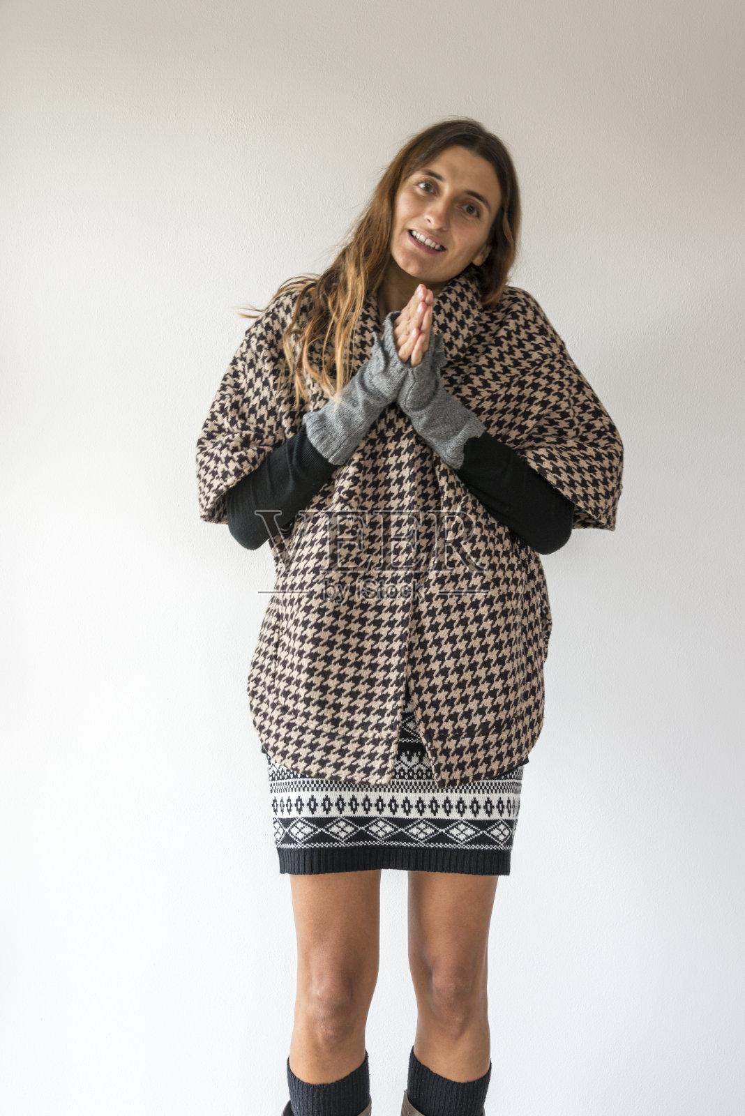 冬天穿着大衣，戴着手套的漂亮女人照片摄影图片