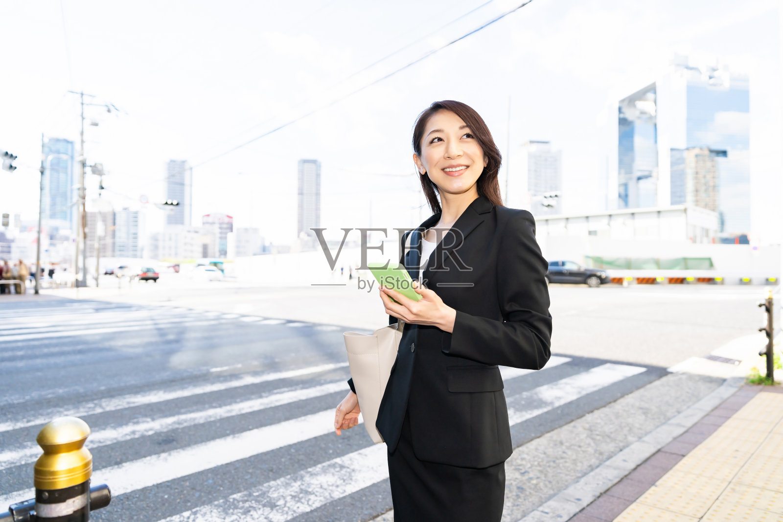 看到智能手机的亚洲女性照片摄影图片