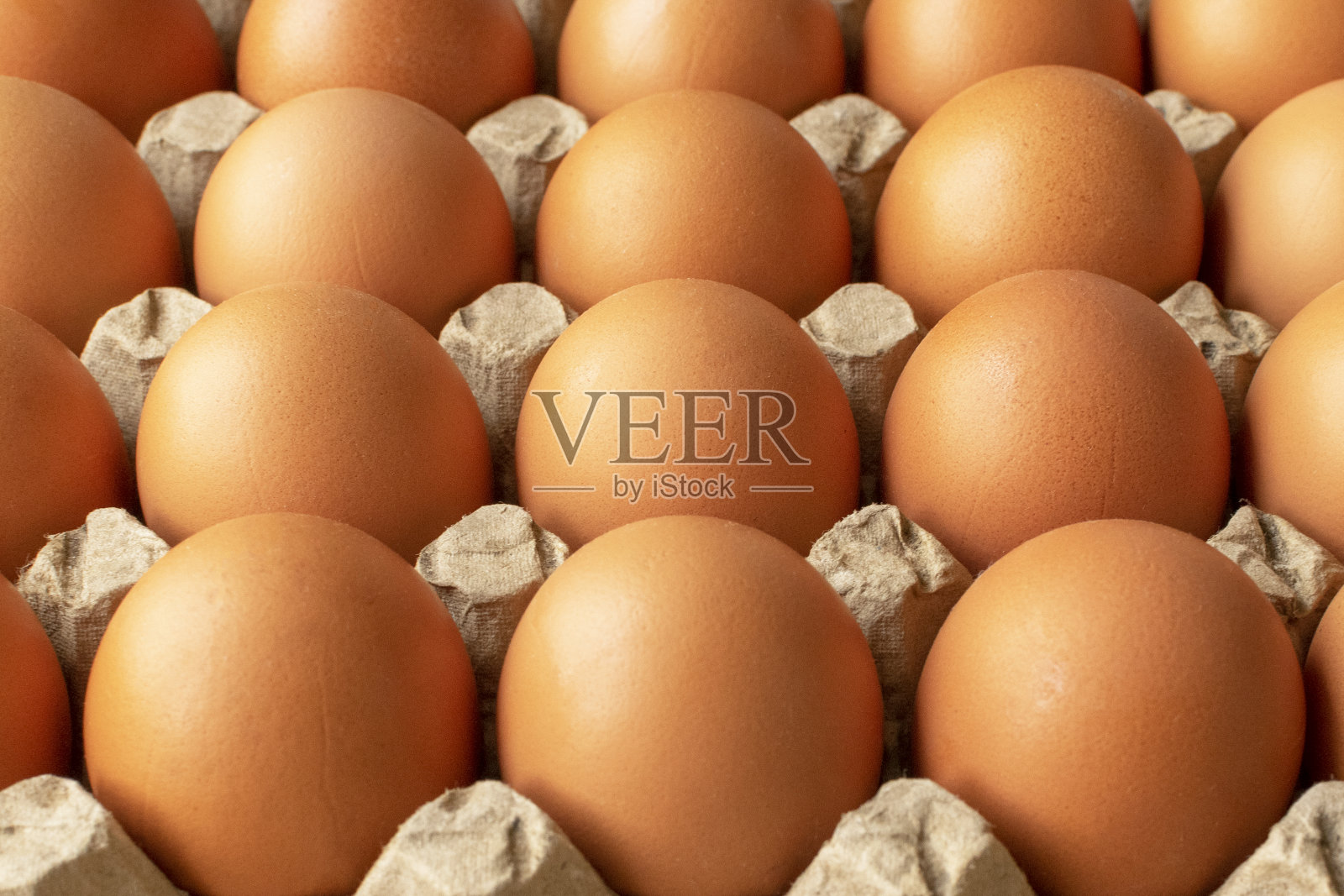 纸包装的棕色鸡蛋。鸡蛋的容器。回收利用。健康的早餐照片摄影图片