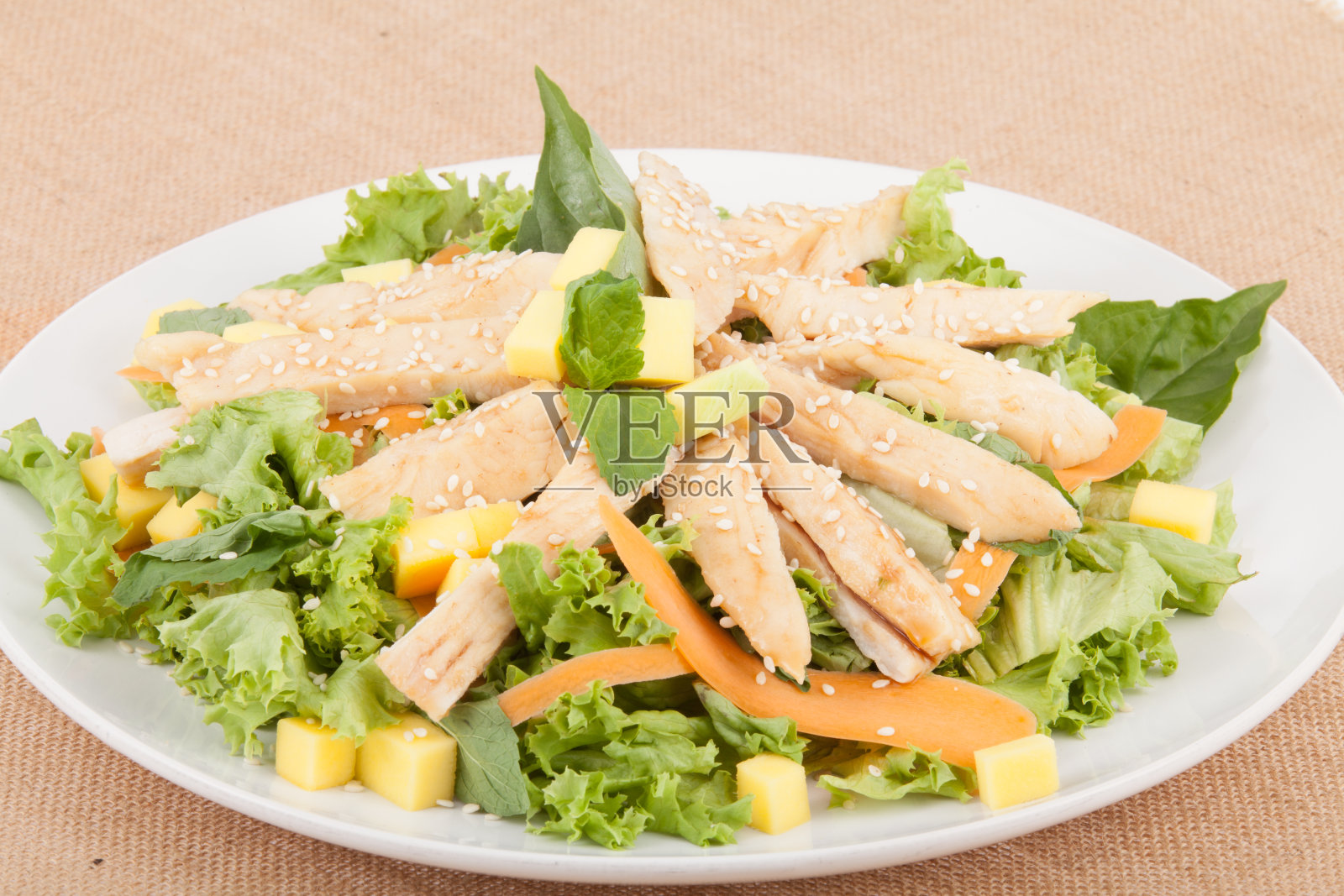 健康的食物;美味的生菜沙拉配烤鸡。照片摄影图片