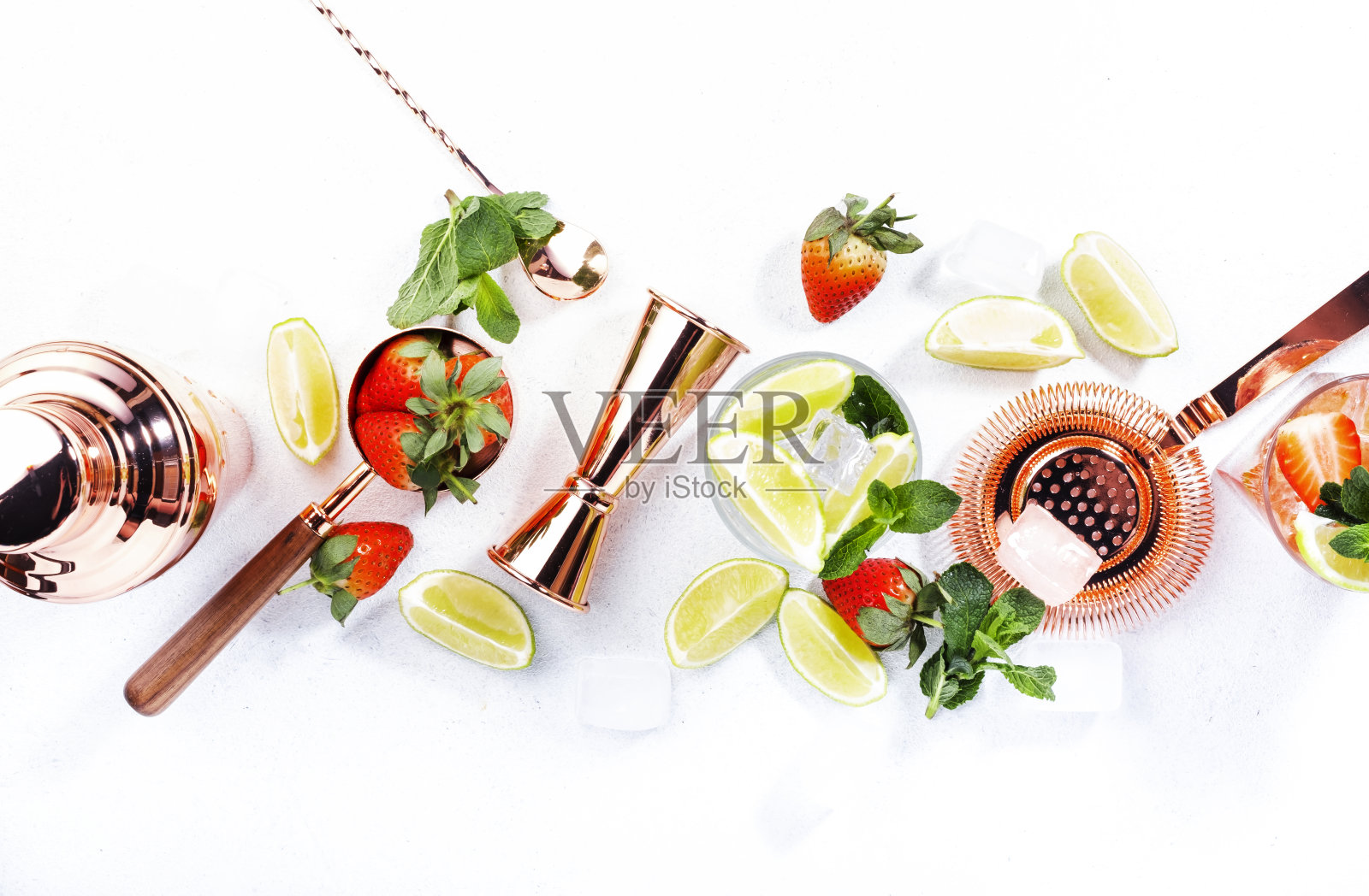 新鲜莫吉托鸡尾酒，柠檬，薄荷，草莓和冰在灰色背景玻璃。夏季冷饮含酒精不含酒精饮料、鸡尾酒饮料等。钢筋的工具。本空间照片摄影图片
