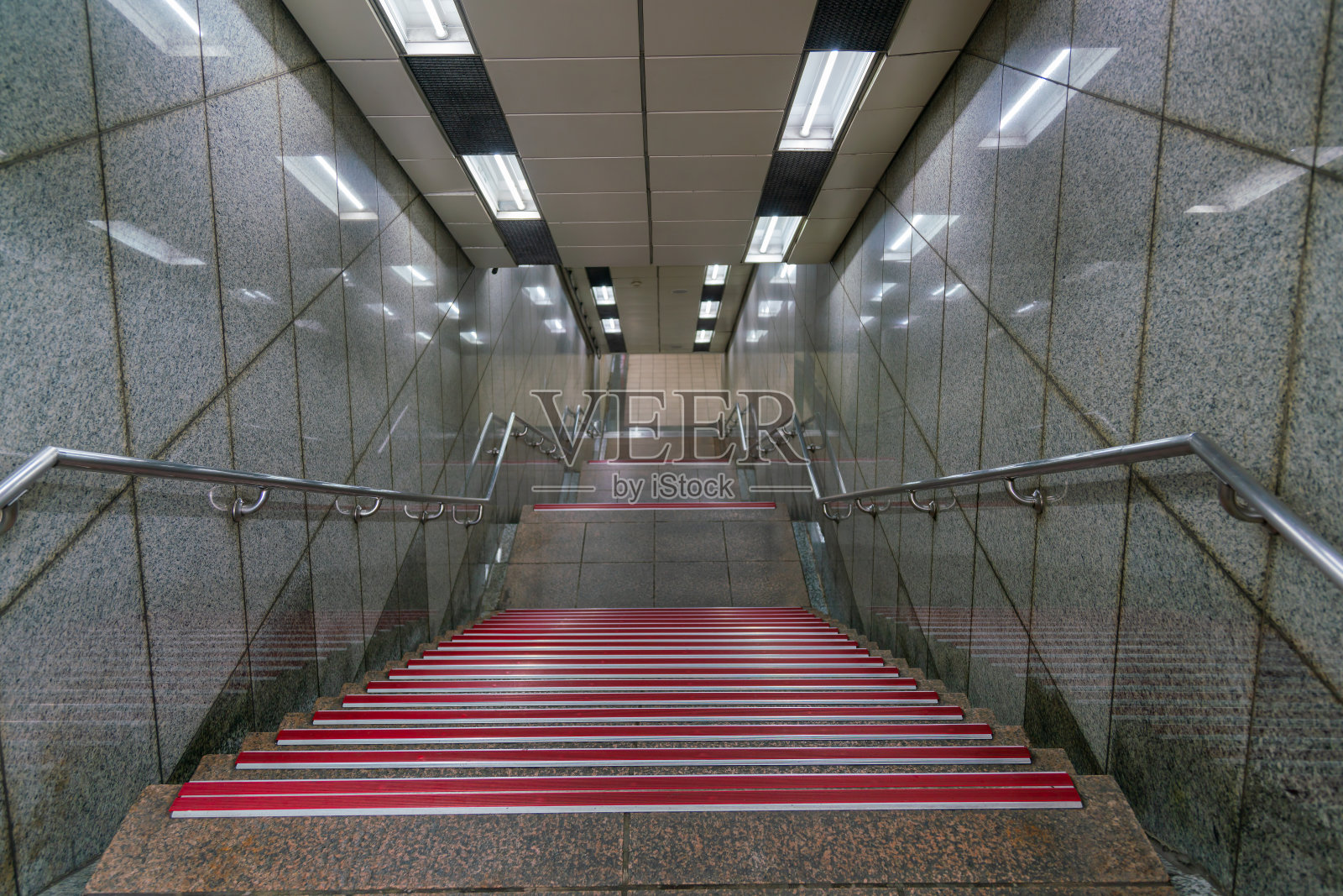 大理石楼梯室内下行照片摄影图片