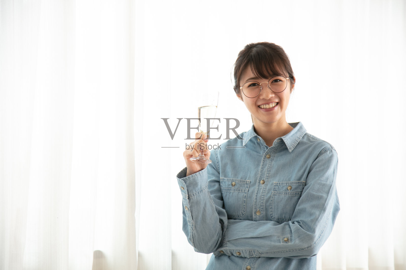 女人喝照片摄影图片