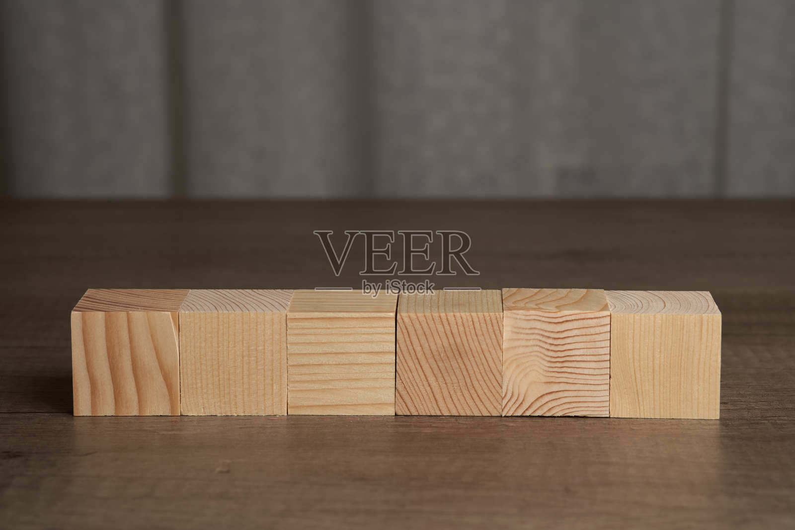 木块和立方体准备添加文本和单词，可以用来传达一个信息或概念照片摄影图片