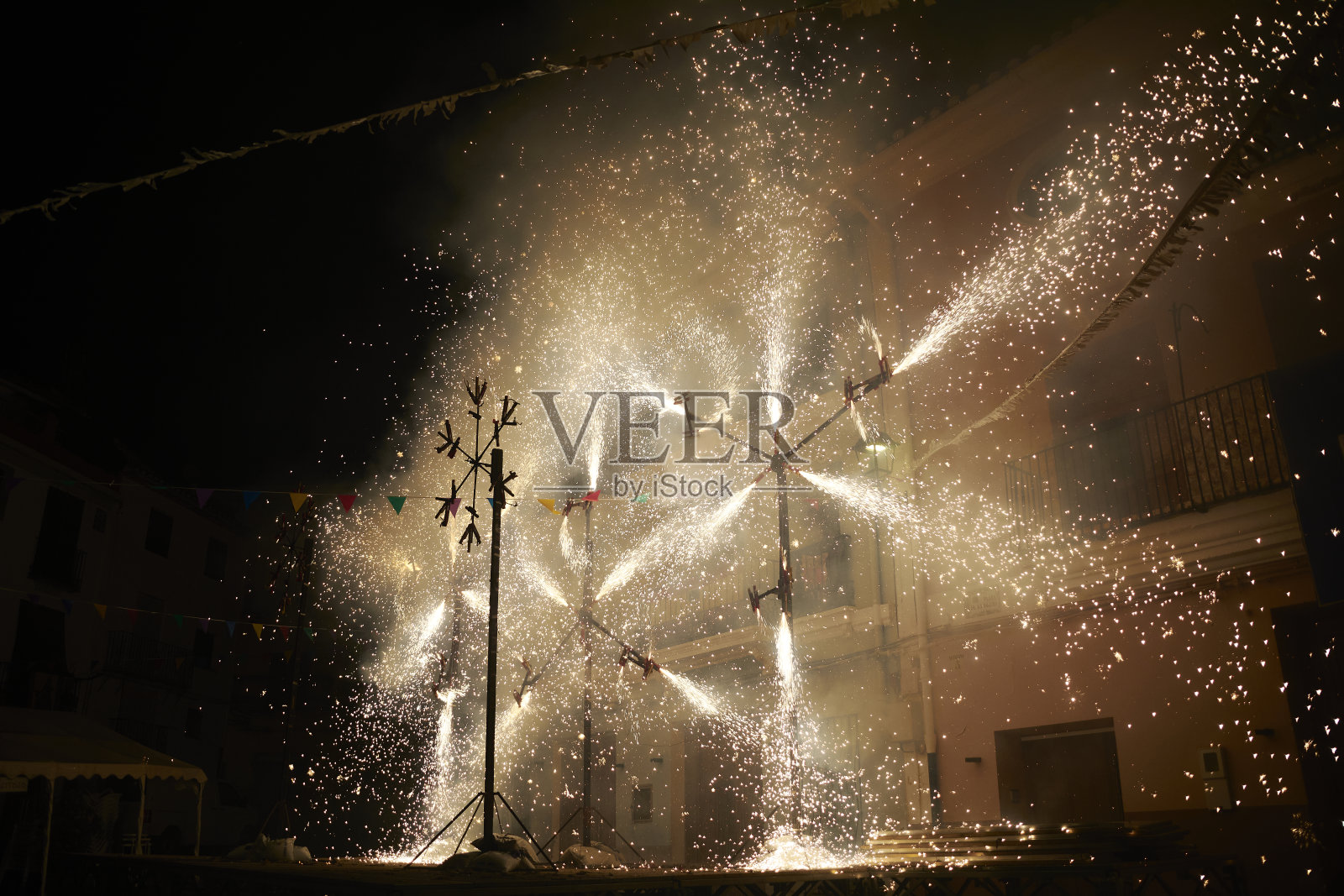 在炎热的夏夜五颜六色的烟花照片摄影图片