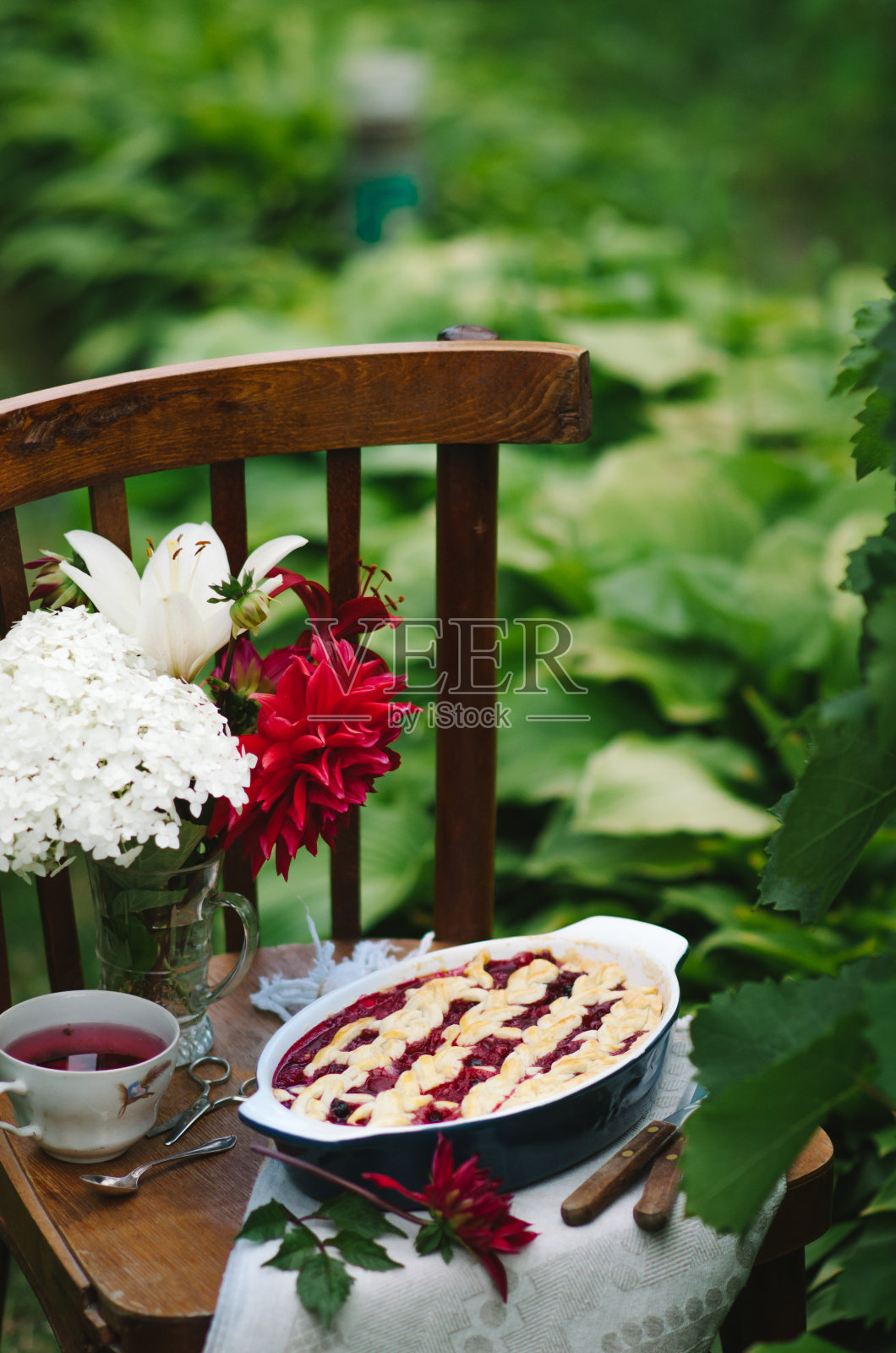 在乡村背景下自制樱桃派照片摄影图片