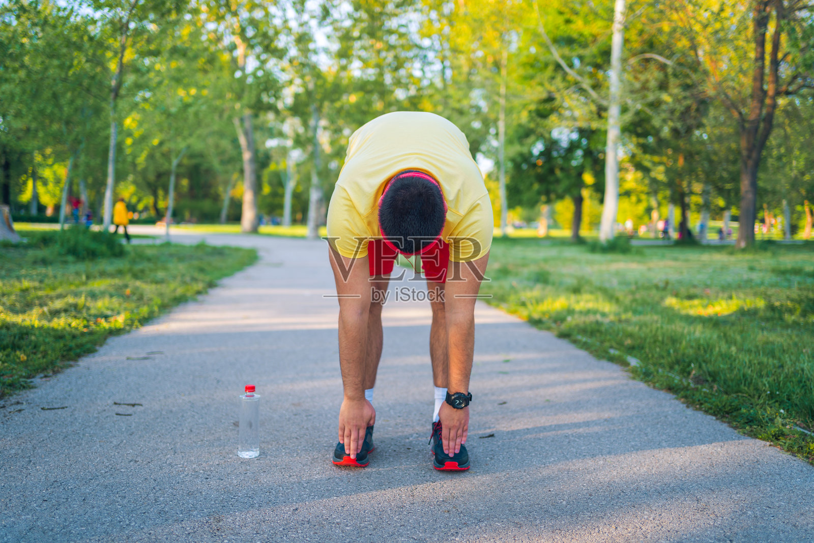人做伸展运动照片摄影图片