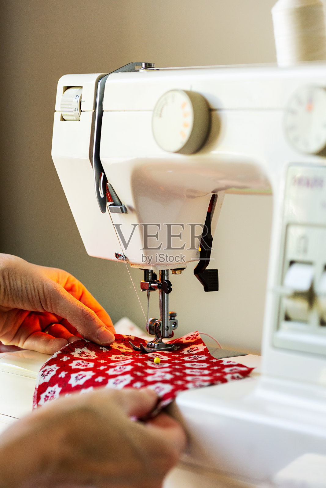 妇女用缝纫机缝纫照片摄影图片