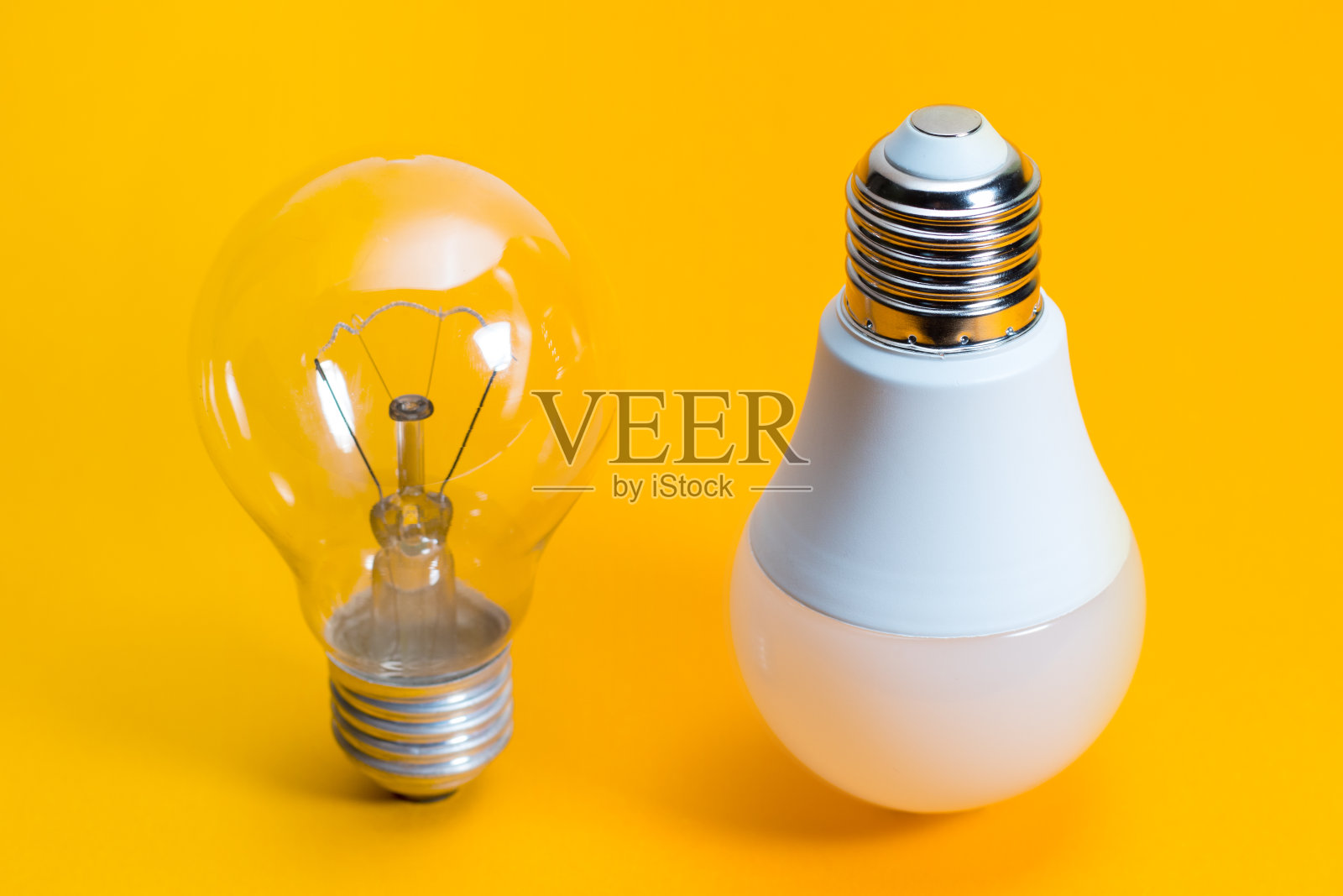 灯泡。白炽灯，荧光灯，橙色老一代灯泡，钨灯泡，和白色节能灯泡照片摄影图片