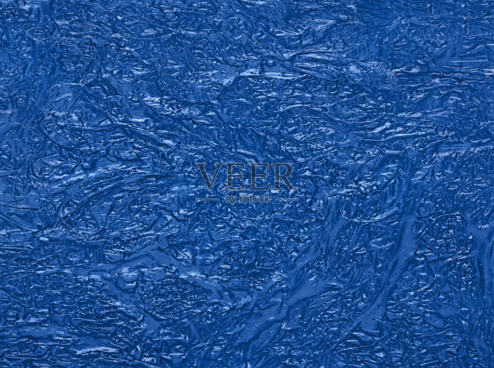 流行的褶皱抽象波浪塑料或聚乙烯背景色调在流行的颜色幻影蓝。照片摄影图片