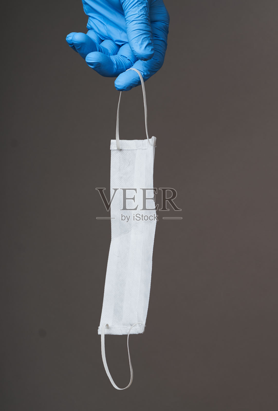 冠状病毒预防的概念。手戴乳胶手套和医用口罩照片摄影图片