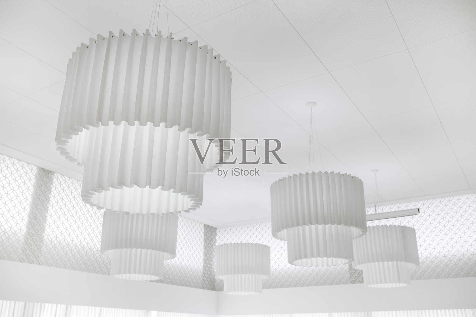 圆形的现代白色顶灯照片。简约的室内设计。照片摄影图片