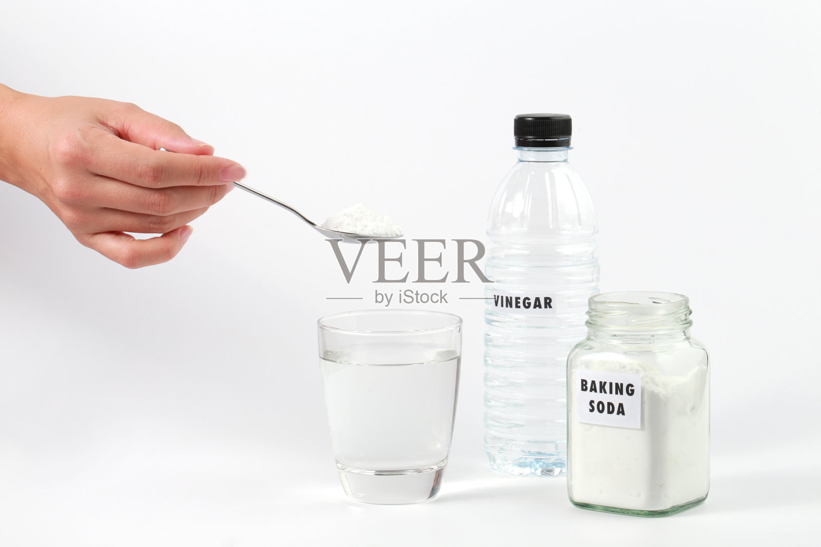 小苏打和醋的特写桌子上的白色背景照片摄影图片