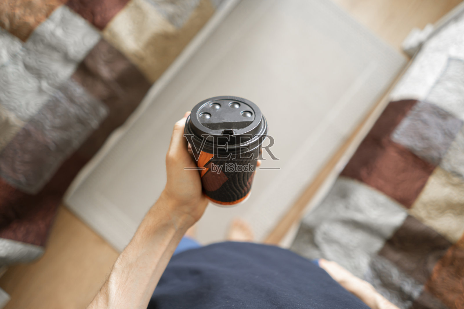 俯视一个人的手拿着纸杯，盛着热饮，带走照片摄影图片