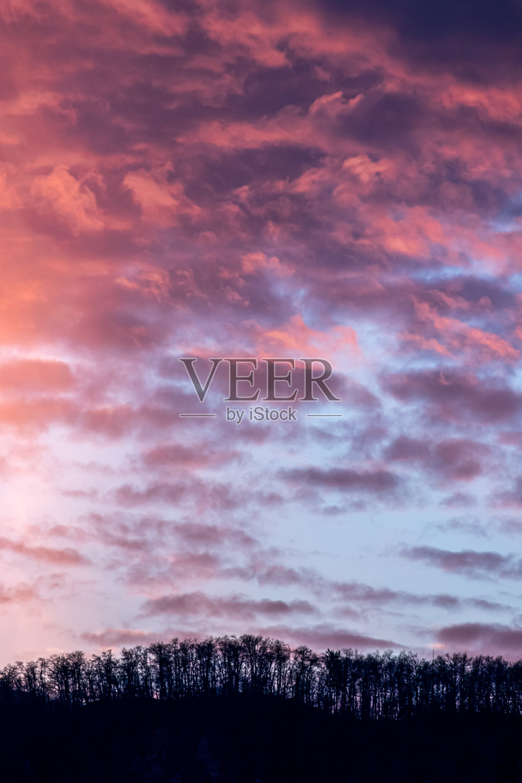 夕阳在博欣伊山谷的山上照片摄影图片